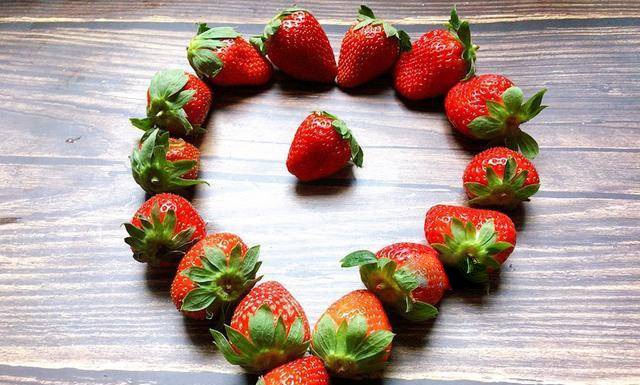 Washing strawberries with only water is like eating insect eggs, adding 2 new ingredients is completely clean - 1