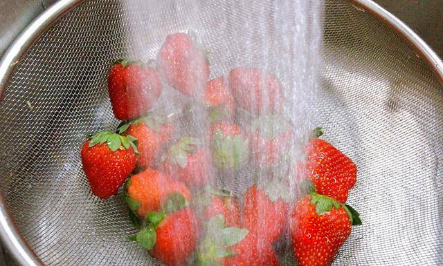 Washing strawberries with only water is like eating insect eggs, adding 2 new ingredients is completely clean - 2
