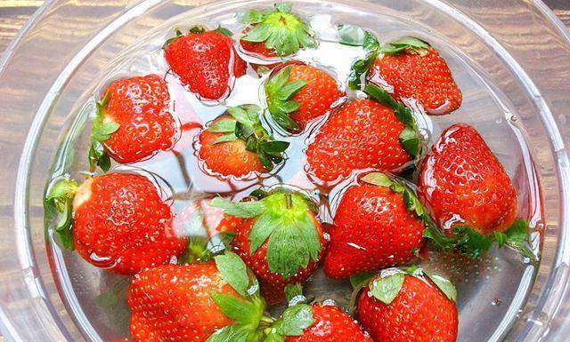 Washing strawberries with only water is like eating insect eggs, adding 2 new ingredients is completely clean - 5