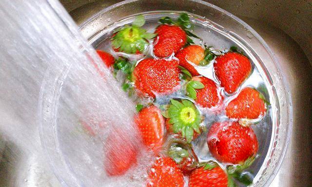 Washing strawberries with only water is like eating insect eggs, adding 2 new ingredients is completely clean - 6