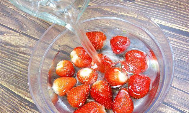 Washing strawberries with only water is like eating insect eggs, adding 2 new ingredients is completely clean - 7
