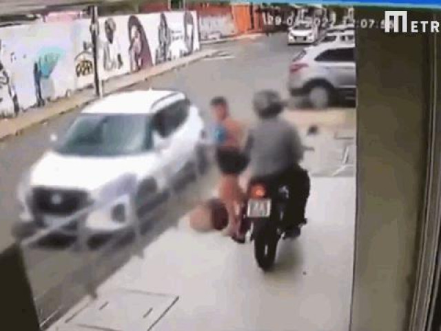 Clip Eva - Clip: Giật điện thoại của gái xinh, tên cướp nhận ngay cái kết bẽ mặt