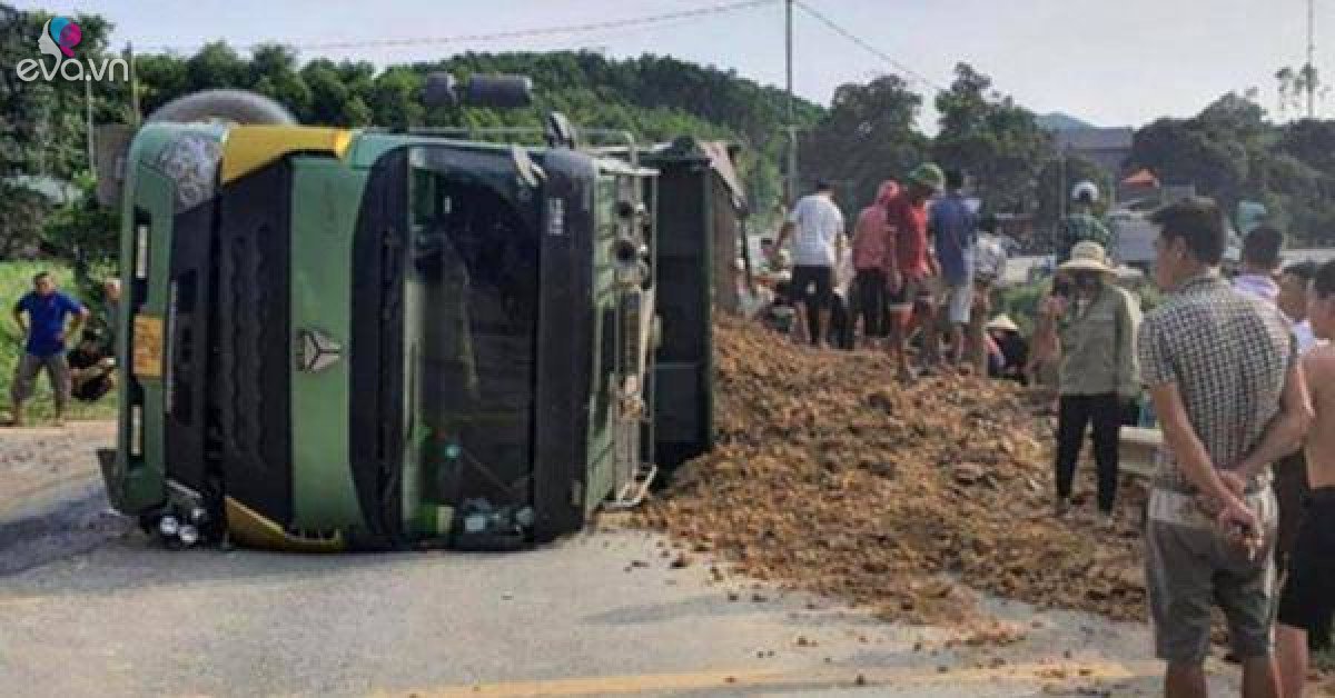 Mourning the funeral of two mothers and children who died in the case of a truck carrying soil that crushed the car