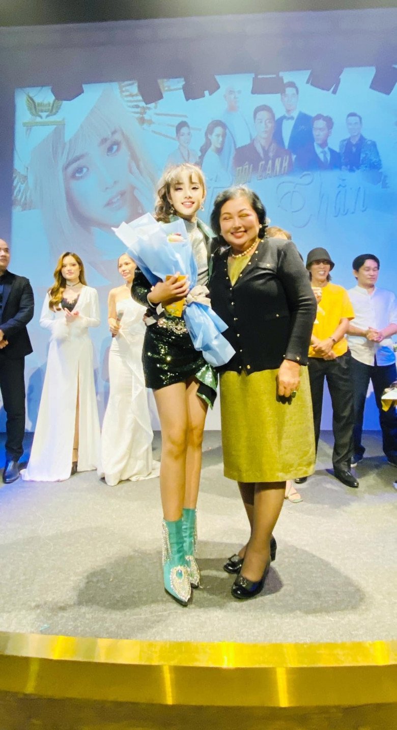 Take a photo of Le Quyen, Duong Trieu Vu, 12-year-old Bang Kieu's daughter, both beautiful and outstandingly tall, 1m72, with long straight legs - 7