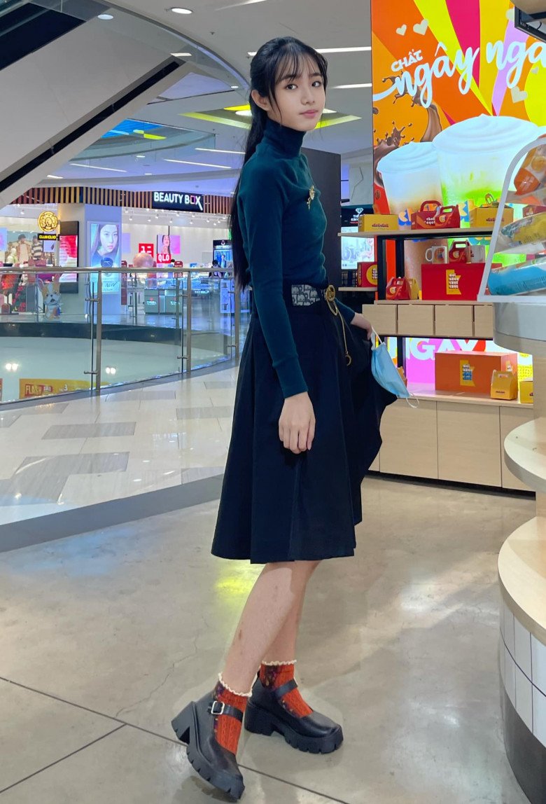 Take a photo of Le Quyen, Duong Trieu Vu, 12-year-old Bang Kieu's daughter, both beautiful and outstandingly tall, 1m72, with long straight legs - 8