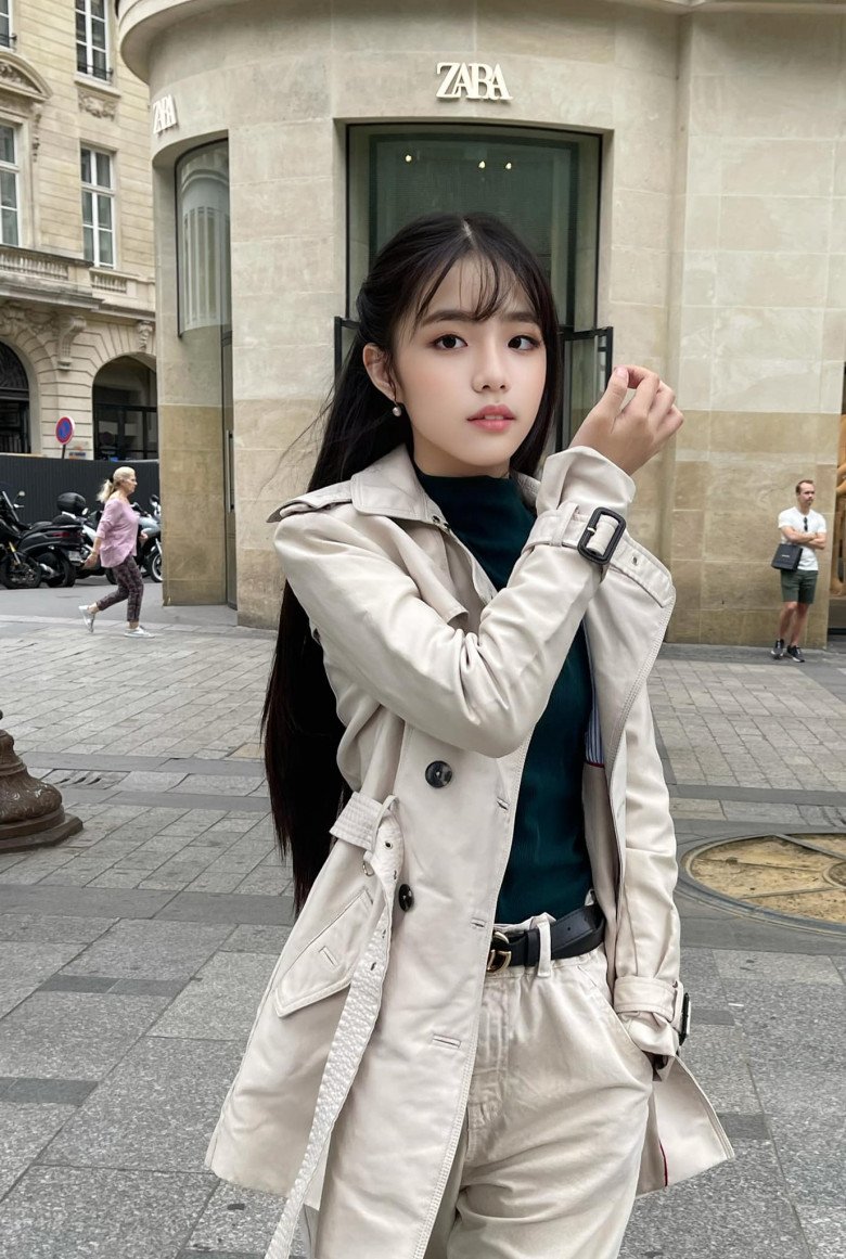 Take a photo of Le Quyen, Duong Trieu Vu, 12-year-old Bang Kieu's daughter, both beautiful and outstandingly tall, 1m72, with long straight legs - 4