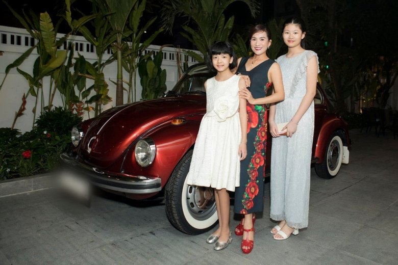 Take a photo of Le Quyen, Duong Trieu Vu, 12-year-old Bang Kieu's daughter, both beautiful and outstandingly tall, 1m72, with long straight legs - 13