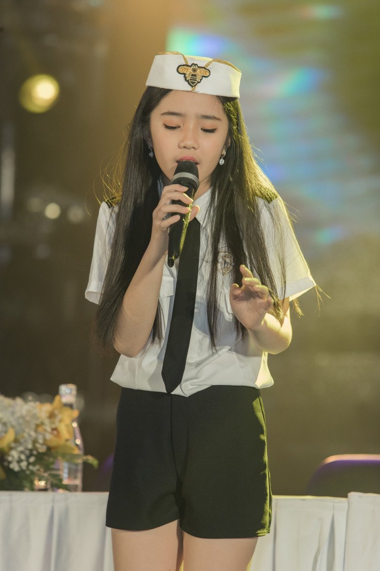 Take a photo of Le Quyen, Duong Trieu Vu, 12-year-old Bang Kieu's daughter, both beautiful and outstandingly tall, 1m72, with long straight legs - 6