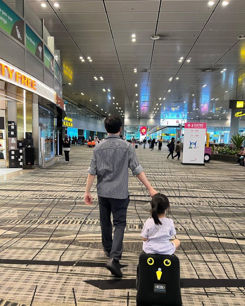 Vợ chồng Hoa hậu Đặng Thu Thảo đưa hai con du lịch nước ngoài, bé gái ấn tượng vì chân dài miên man - 7