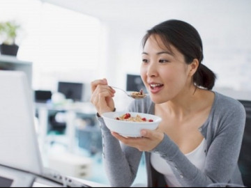 Nên ăn sáng ngay khi thức dậy hay đợi cả tiếng sau? Quen ăn sáng thời điểm này khiến dạ dày   kêu cứu 
