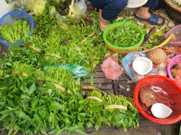 35 nghìn đồng/mớ rau muống, bà nội trợ “phát hoảng” khi đi chợ