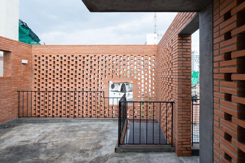 The 4-storey house built on distorted land is still beautiful - 15