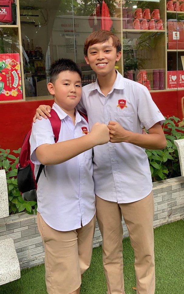 Le Phuong's son received a certificate of excellence at school, his stepfather escorted him and took a commemorative photo - 13