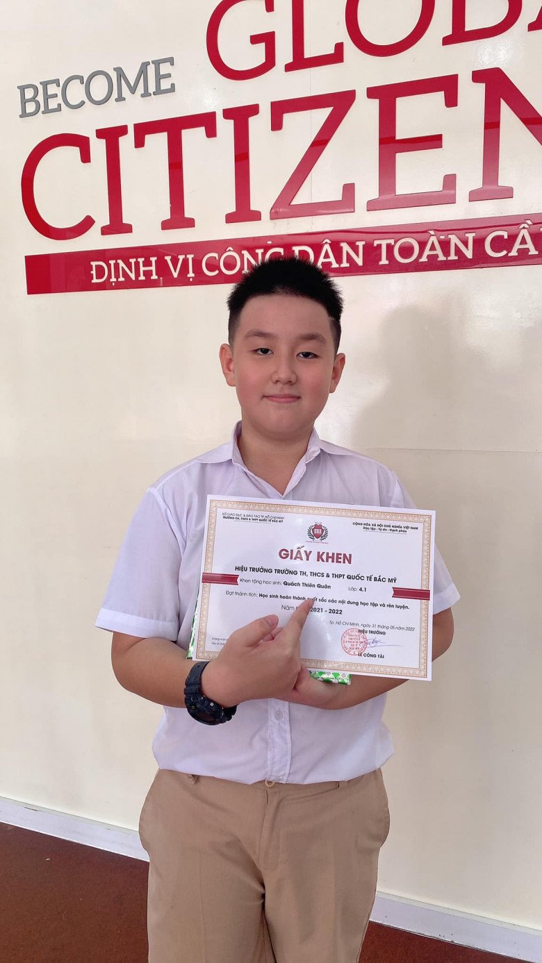 Le Phuong's son received an excellent certificate at school, his stepfather escorted him and took a commemorative photo - 4