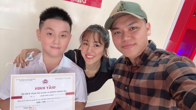 Le Phuong's son received a certificate of excellence at school, his stepfather escorted him and took a commemorative photo - 1