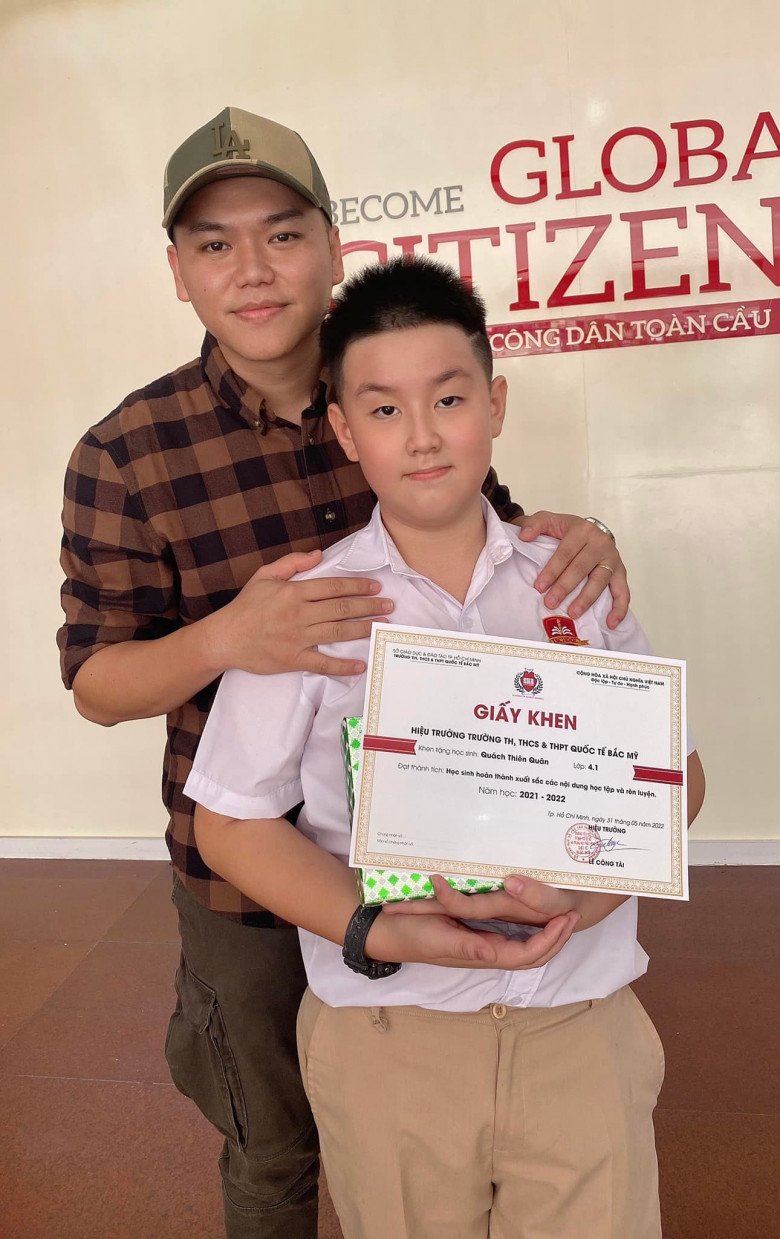 Le Phuong's son received a certificate of excellence at school, his stepfather escorted him and took a commemorative photo - 8