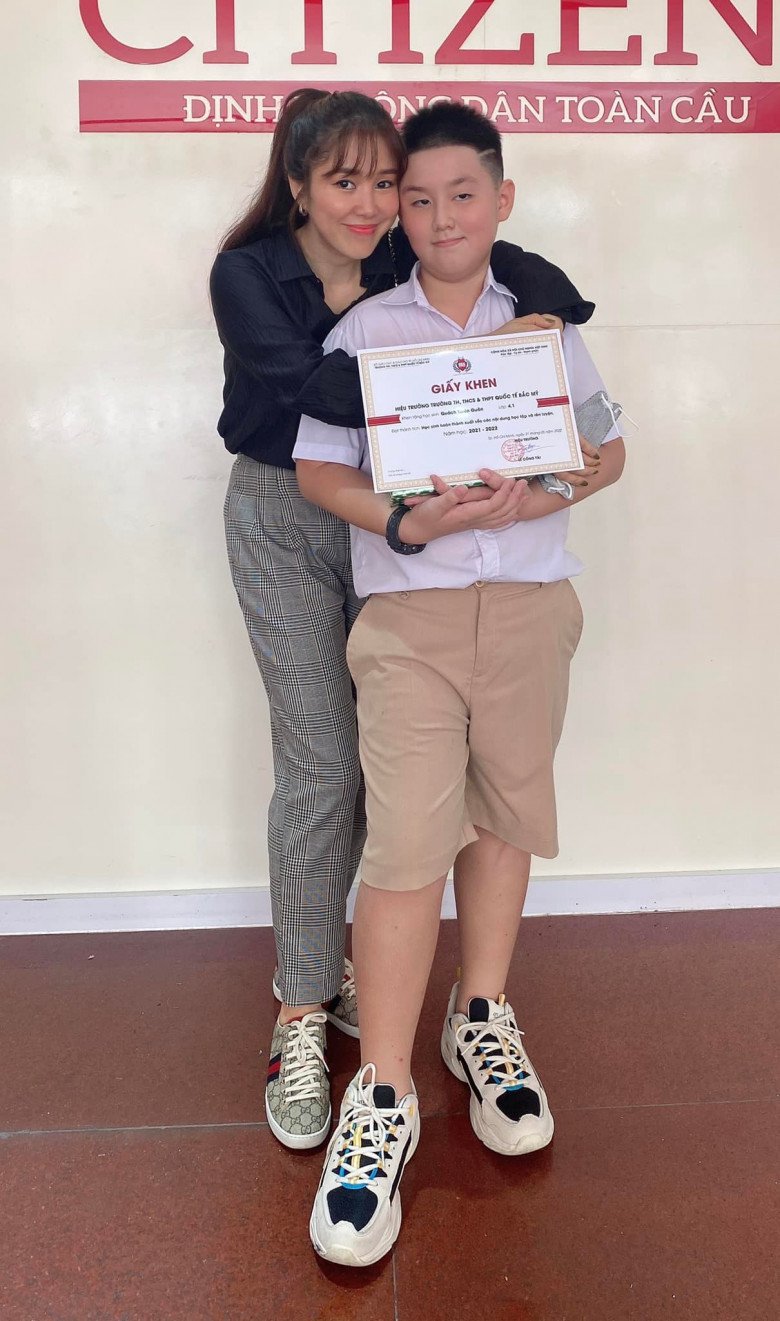 Le Phuong's son received a certificate of excellence at school, his stepfather escorted him and took a commemorative photo - 3