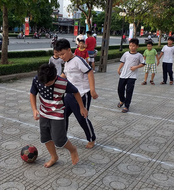 Parents in Ho Chi Minh City have a headache to find a place to play on summer days for their children - 1