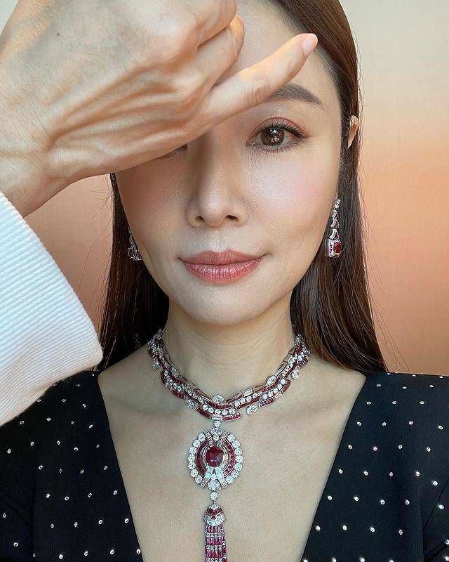 As bold as Lam Tam Nhu, 46 years old, she still takes care of her bare skin, and also attaches a secret to both skin care and shape - 5