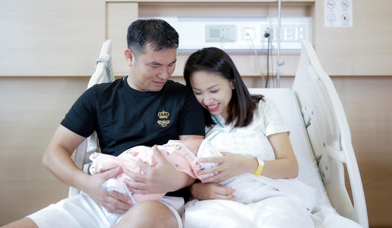 As a mother after 13 years of age U40, Van Hugo shows off her doll daughter: La Thanh Huyen, Editor Hoai Anh sobs - 8