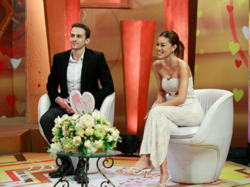 Được nàng người mẫu cầu hôn, hotboy Brazil khư khư giữ vợ, ai nhìn vợ là tới công chuyện luôn