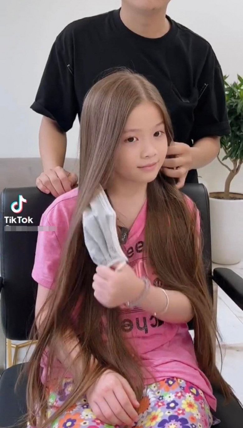 Haircut to donate to the patient, a beautiful Vietnamese girl like a hybrid was praised for her beauty - 1