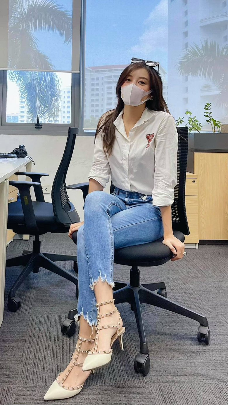 The world's top 100 beautiful face goes to work MC VTV: Wearing studded shoes, wearing a denim jacket - 6
