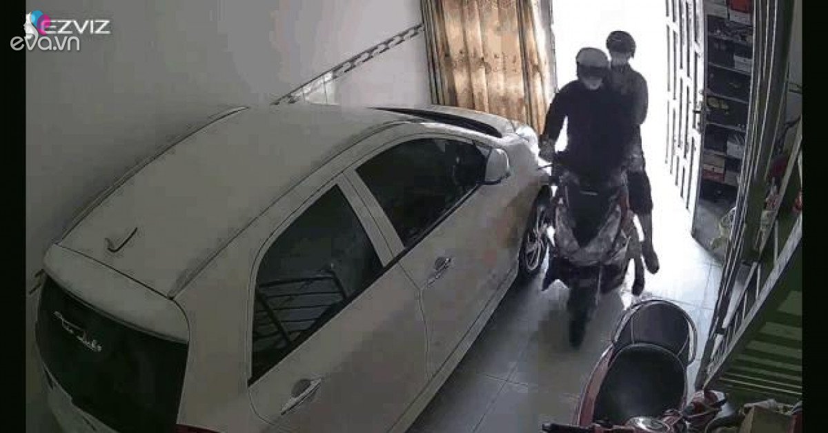 Running away from the traffic police, the 2 girls rode their motorbikes straight into people’s houses and the end