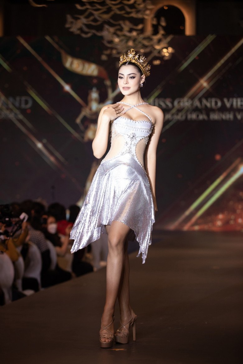 Nguyễn Thúc Thùy Tiên diện váy cách điệu nội y tôn vòng một hấp dẫn, chưa bao giờ bị chê phản cảm - 13
