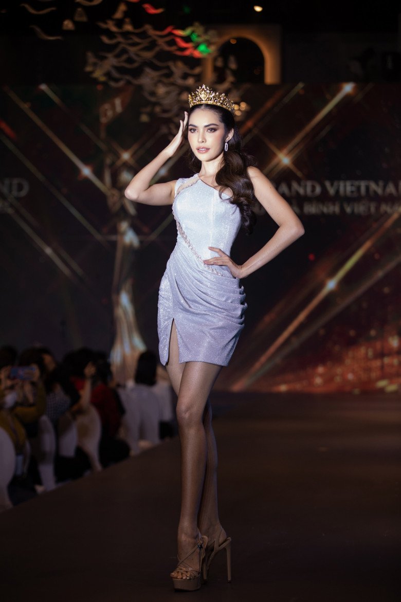 Nguyễn Thúc Thùy Tiên diện váy cách điệu nội y tôn vòng một hấp dẫn, chưa bao giờ bị chê phản cảm - 11