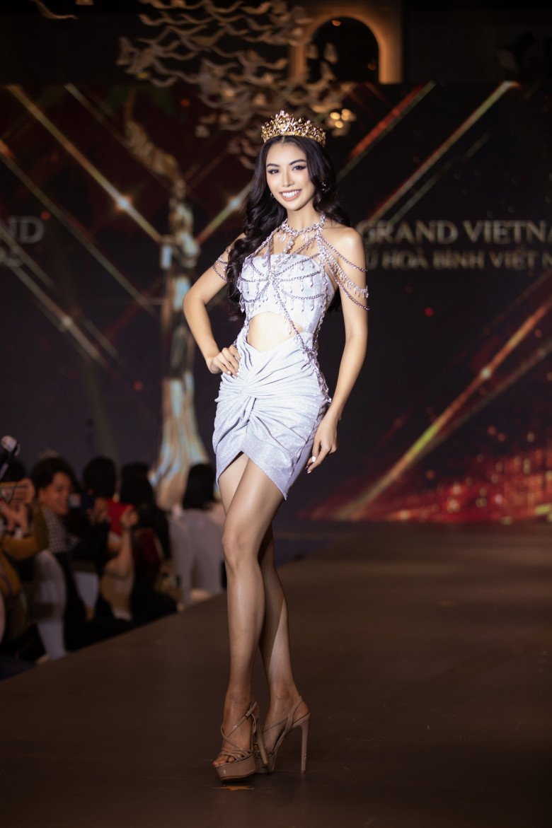 Nguyễn Thúc Thùy Tiên diện váy cách điệu nội y tôn vòng một hấp dẫn, chưa bao giờ bị chê phản cảm - 10