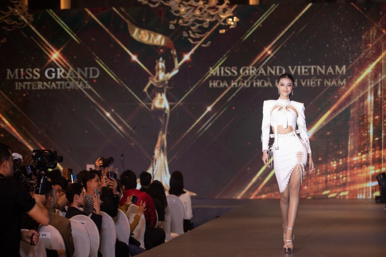 Nguyễn Thúc Thùy Tiên diện váy cách điệu nội y tôn vòng một hấp dẫn, chưa bao giờ bị chê phản cảm - 7