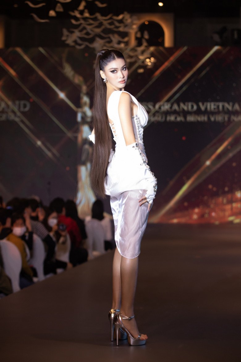 Nguyễn Thúc Thùy Tiên diện váy cách điệu nội y tôn vòng một hấp dẫn, chưa bao giờ bị chê phản cảm - 6
