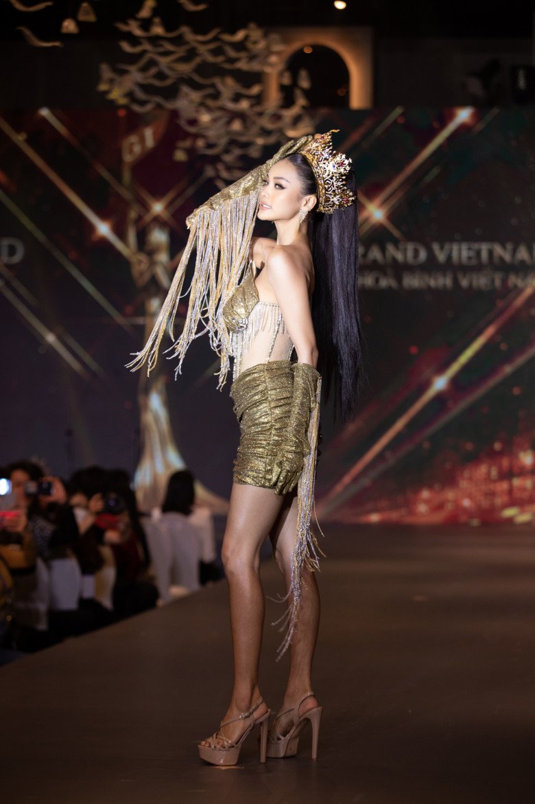 Nguyễn Thúc Thùy Tiên diện váy cách điệu nội y tôn vòng một hấp dẫn, chưa bao giờ bị chê phản cảm - 9