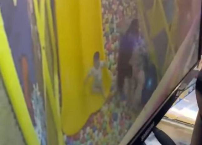 Outraged at the man who beat a 4-year-old girl repeatedly at the children's play area - 1