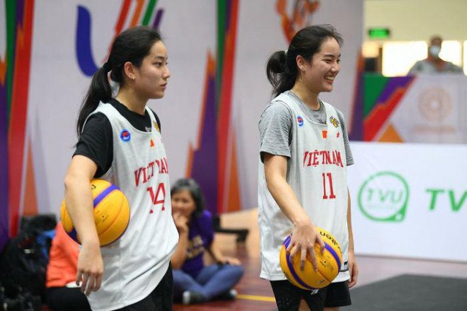 Trương Thảo My (Kayleigh Trương - số áo 11) và Trương Thảo Vy (Kaylynne Trương - số áo 14) của môn bóng rổ.