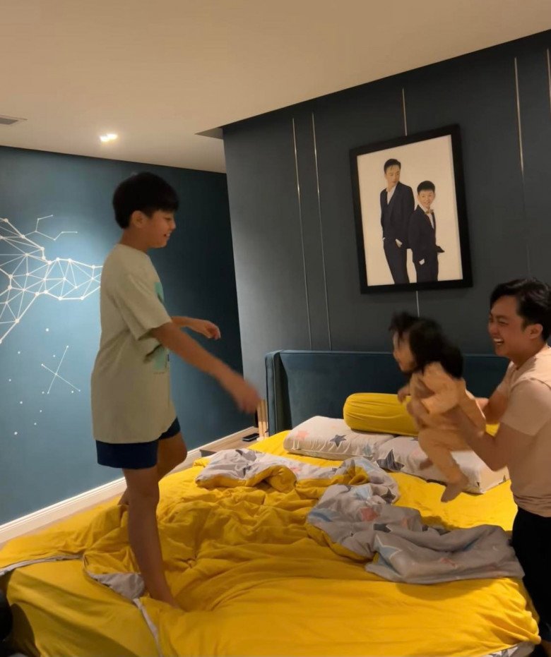 Cuong Do posted a clip of 2 children messing around in bed, a picture of Subeo taking with his father to receive suggestions - 1
