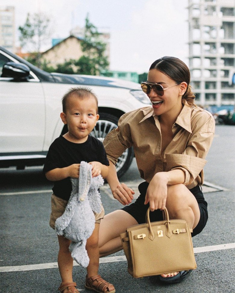 Ho Ngoc Ha takes her children to work, Leon's cuteness overshadows tens of billions of cars, Hermes bags - 5