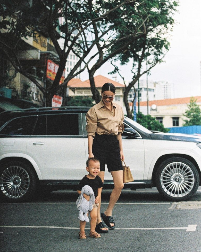 Ho Ngoc Ha takes her children to work, Leon's cuteness overshadows tens of billions of cars, Hermes bags - 1