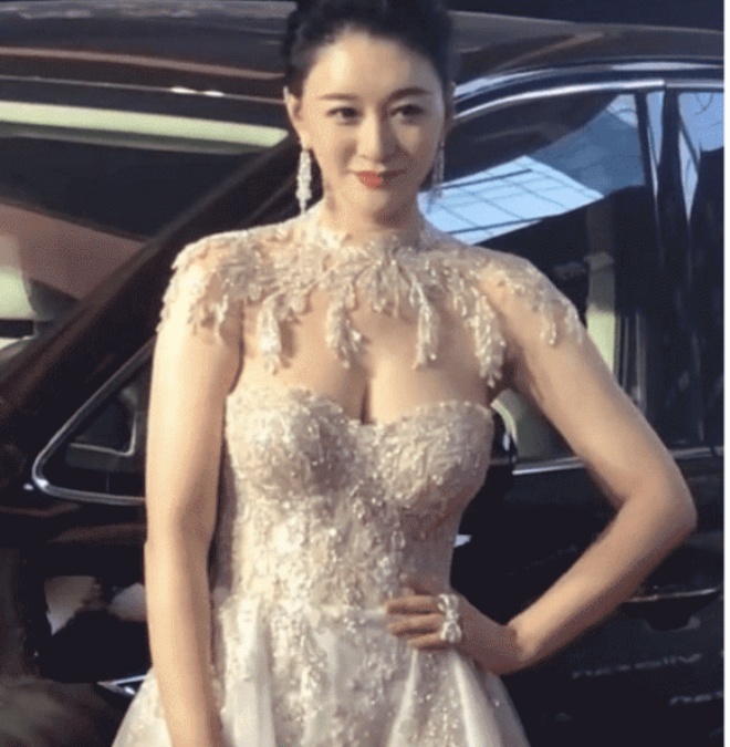 Middle-aged showbiz beauty: Ly Tieu Nhien's chest, An Dao's waist, Hua Tinh's butt - 1
