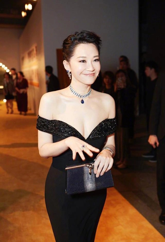 Middle-aged showbiz beauty: Ly Tieu Nhien's chest, An Dao's waist, Hua Tinh's butt - 8