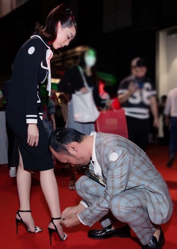 Tien Luat graciously tied his wife's shoelaces, Cong Vinh also acted more delicately - 1