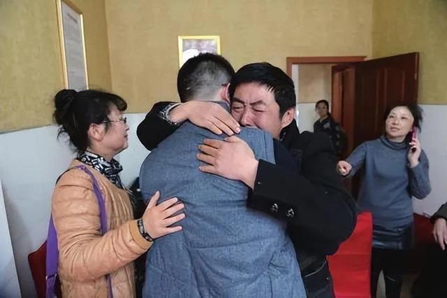 Chồng tự tử vì không tìm được con thất lạc, 20 năm sau vợ choáng váng khi biết danh tính con trai - 6