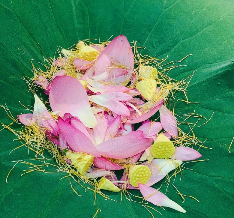 Put the chicken in a lotus leaf and steam it, after 45 minutes, you will have a delicious, sweet, and delicious dish - 3