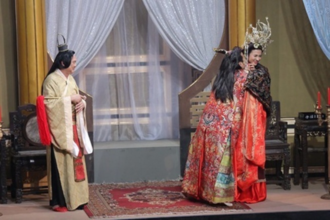 Trường Giang bị ném đá vì liên tục có hành động thân mật quá mức với các bạn diễn nữ như Nam Thư, Kim Tuyến, Thủy Top, Vân Trang, Miko Lan Trinh...