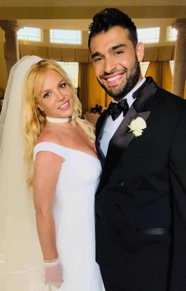 Cô dâu tuổi 40 Britney Spears diện váy cưới có chi tiết gợi cảm độc nhất vô nhị - 1