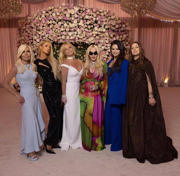 Cô dâu tuổi 40 Britney Spears diện váy cưới có chi tiết gợi cảm độc nhất vô nhị - 4
