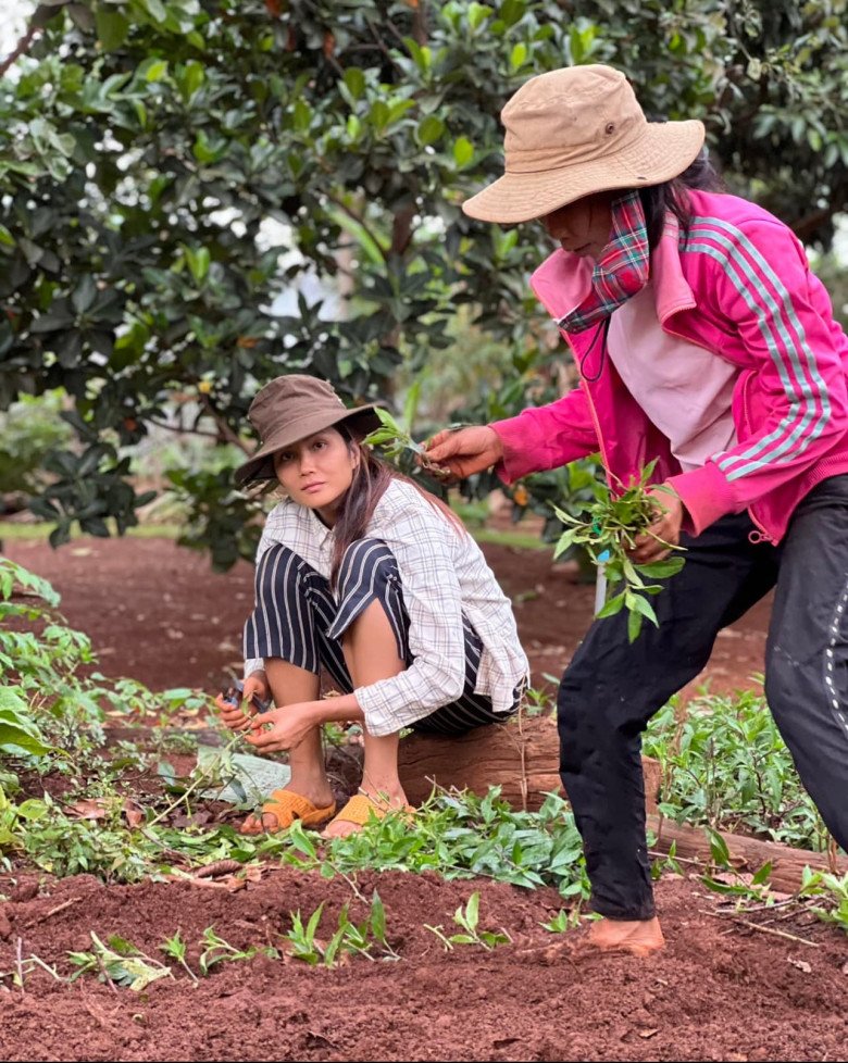 Đăng quang nửa thập kỷ, H’Hen Niê vẫn mặc đồ cũ, túi hiệu chỉ để đựng muối ớt - 1