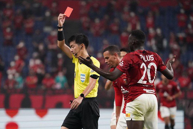 Trọng tài Araki từng làm việc ở Trung Quốc và Ba Lan.