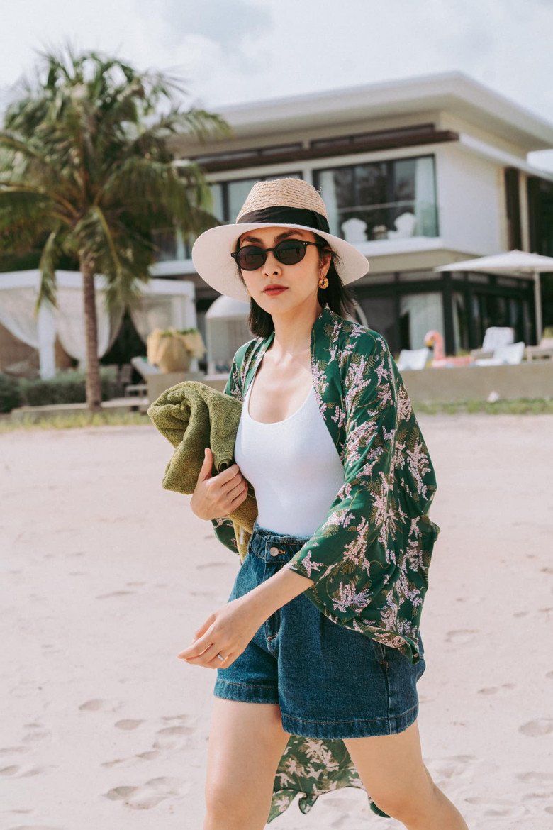 So với thuở chưa lên chức là mẹ 3 con, Tăng Thanh Hà vẫn đầy đặn hơn nhưng lại vừa vặn và xinh đẹp. Tăng cân 1 chút giúp cô tươi trẻ, có sức sống.